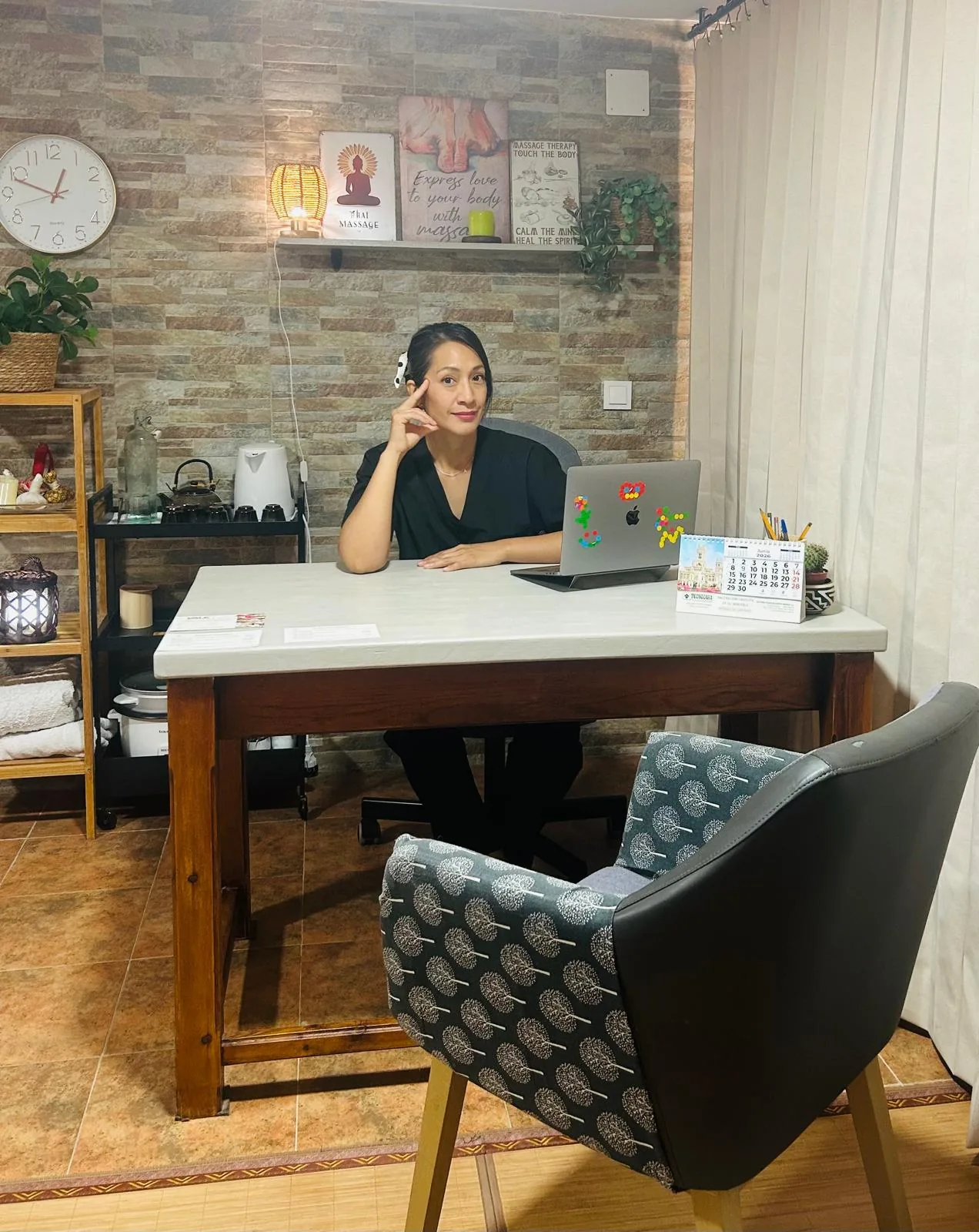 Katy Caballero en su consulta de osteopatía en Alpedrete