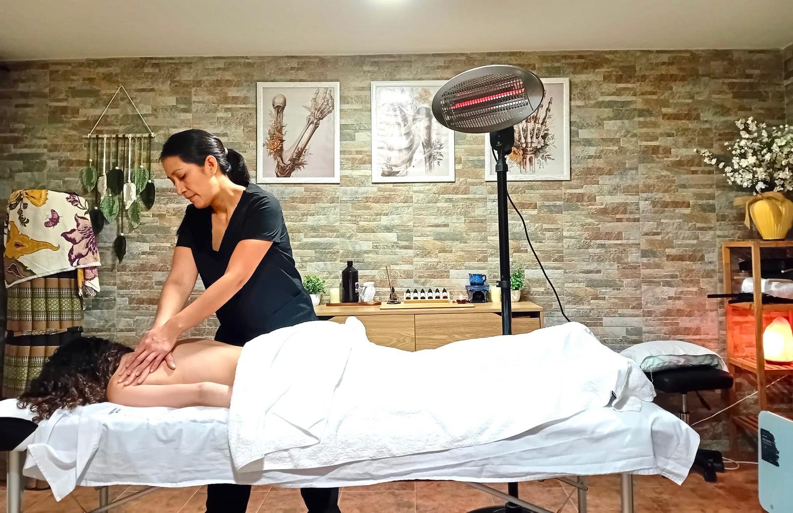 Katy Caballero realizando un tratamiento