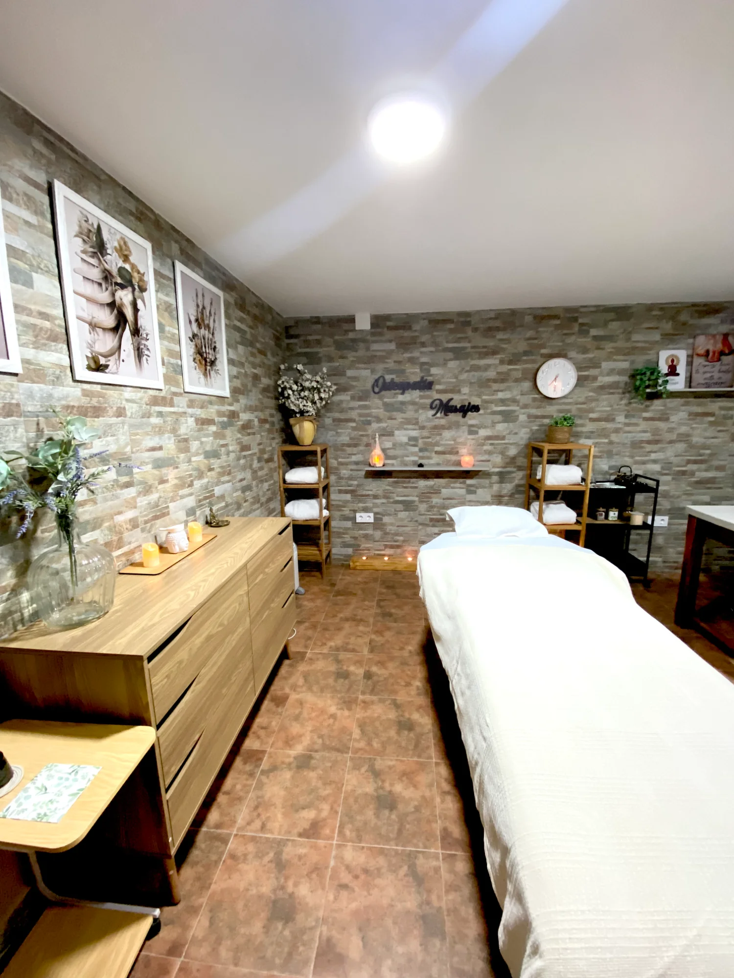 Sala de tratamiento con camilla