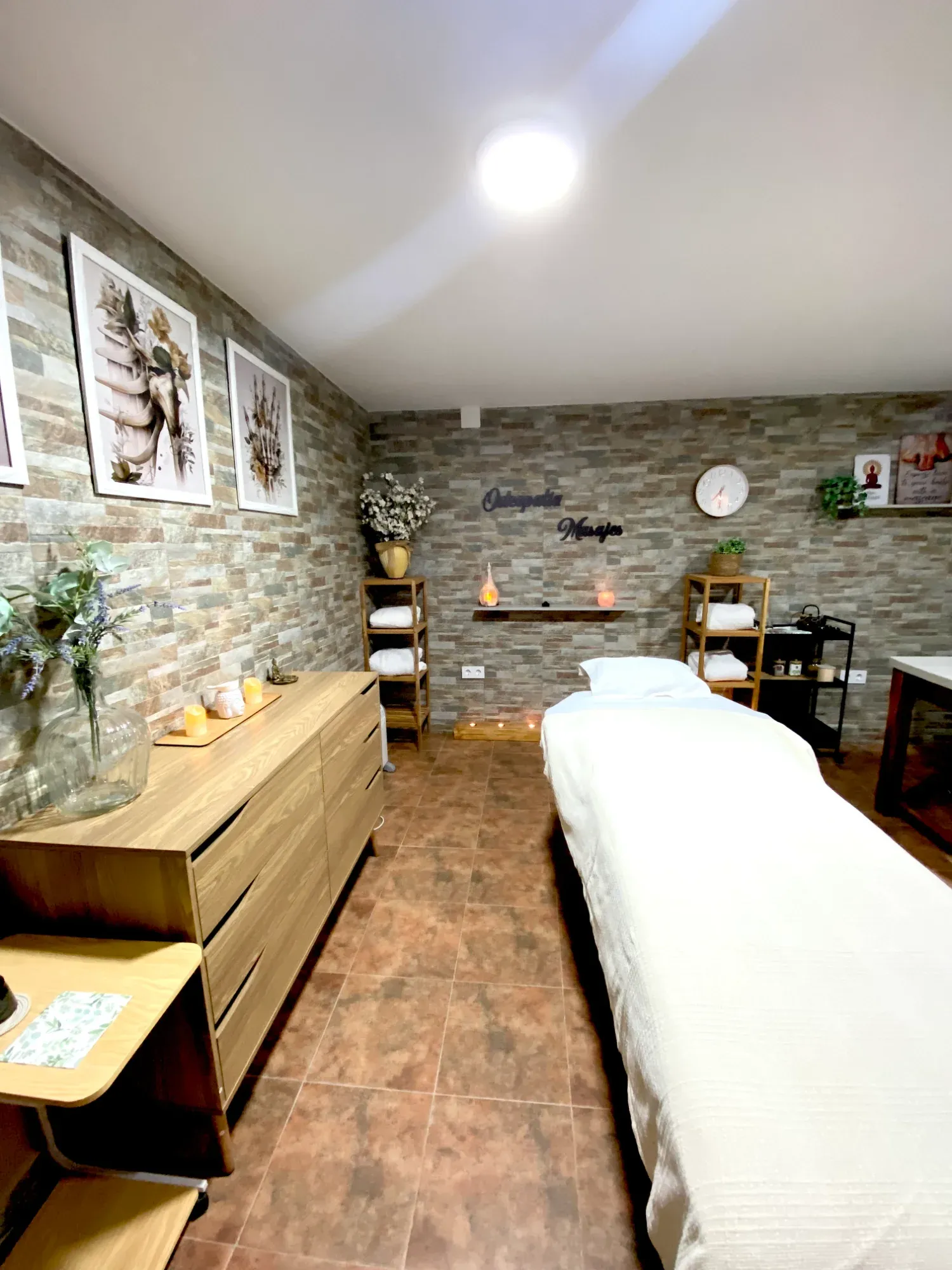 Sala de tratamiento con camilla