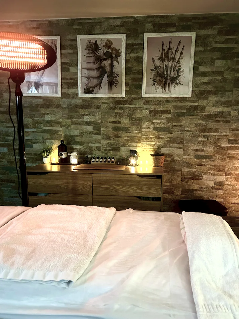 Detalle de aceites terapéuticos y cuadros anatómicos