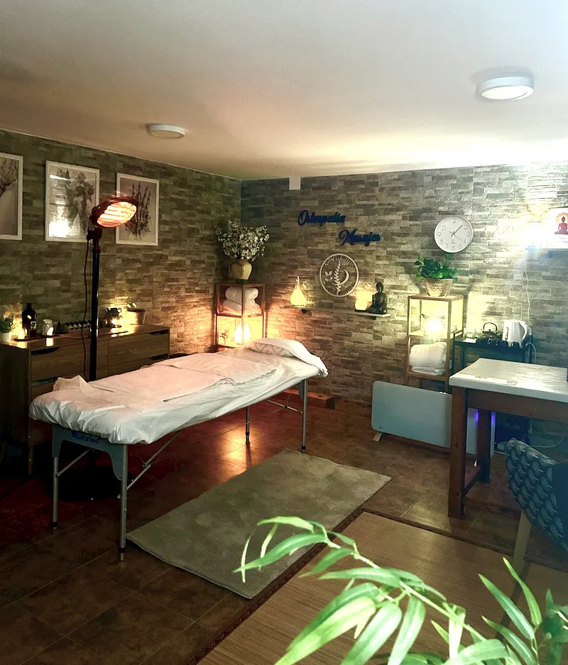 Consulta de osteopatía con lámpara infrarroja y camilla