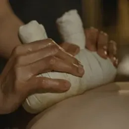 Masaje con pindas herbales calientes para relajación profunda en Alpedrete