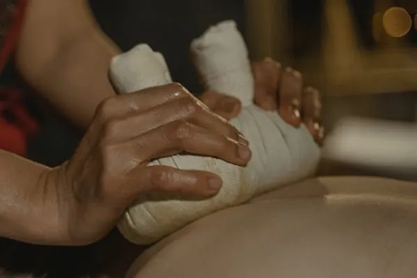 Masaje con pindas herbales calientes para relajación profunda en Alpedrete